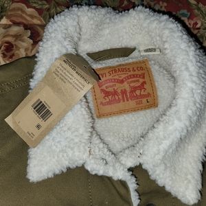 NEW Levis sherpa lined trucker jacket. Mens size Large.